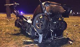 Distrugge la Porsche contro un palo
ma ne esce praticamente illeso