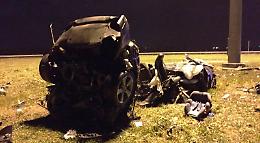 La Porsche distrutta dopo l'impatto contro un palo