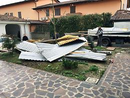 Maltempo, il vento scoperchia il tetto di un condominio