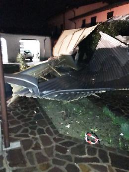 Le foto del tetto scoperchiato dal vento a Viadana
