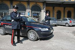 Dà in escandescenze, urla e tenta di spogliarsi: intervengono i carabinieri