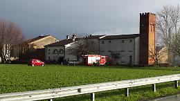 Canna fumaria in fiamme, pompieri contengono il rogo