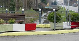 Anziano dipinge tricolore sulle fioriere, polemica