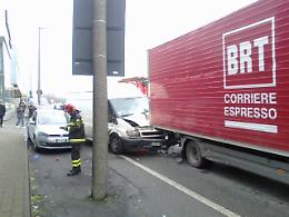 Furgone tampona camion, caos in via Milano