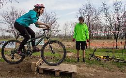 Vandali sul tracciato mtb, cocci di vetro sparsi a terra