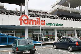 Ruba al Famila e si scatena con i poliziotti
