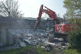 Le immagini della demolizione dell'anfiteatro al parco di via Della Posta
