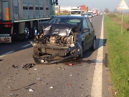 Tampona furgone, auto distrutta