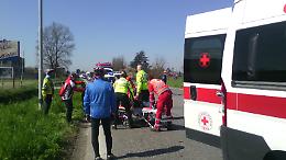 Ciclo amatore cade e rischia di venire travolto da un tir