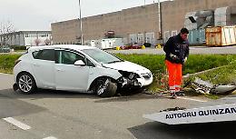 Con l'auto contro manufatto in cemento, ragazza in ospedale