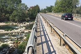 Si getta dal ponte nel fiume Oglio, grave ma salva