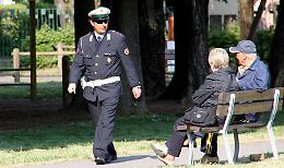 Lite e bastonate davanti ai bambini
pomeriggio di follia al parco Sartori