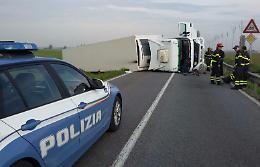 Tir si ribalta, traffico bloccato