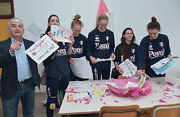 Le giocatrici della Pomì all'istituto 'Marconi'
