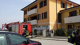 Incendio in appartamento, paura nel condominio