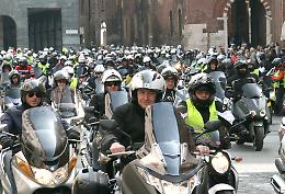 Il rombo degli scooter invade piazza Stradivari