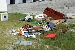 Casa svuotata, discarica abusiva davanti al cimitero