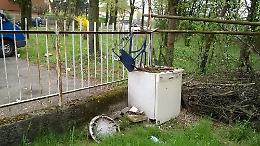 Le immagini del degrado delle palazzine popolari a San Felice