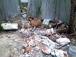 Degrado in via Ghinaglia: 'Una bomba ecologica'