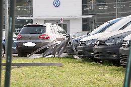 Camion perde coil sulla Paullese, auto danneggiate
