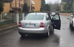 Fotografa i malviventi in fuga su un'auto con targa clonata