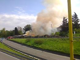 L'incendio che si è sviluppato nell'area esterna del Politecnico a fianco della tangenziale