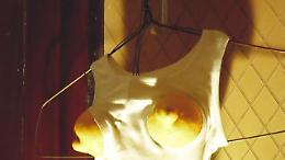 La bad girl Sarah Lucas e l'arte di provocare attraverso il corpo