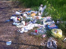 Le immagini della discarica abusiva in via Riglio a Cremona