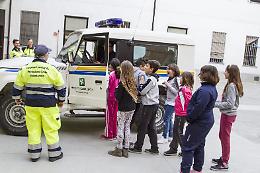 Gli alunni di quinta elementare con i volontari di protezione civile