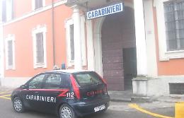 Mette telefono rubato nella scarpa, zoppica e viene scoperto