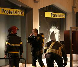 Incendio nella notte alle poste di Porta Romana