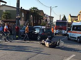 Schianto tra auto e moto, due persone ferite