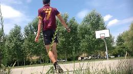 In rovesciata, di rabona, col frisbee: i canestri impossibili degli youtuber
