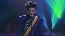 Addio a Prince, il gigante del pop a stelle e strisce: "Purple Rain" in concerto