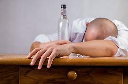 Alcol, prima sbronza 11 anni: aumentano i ricoveri