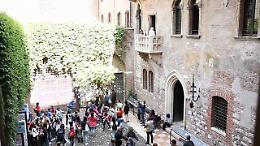Verona ricorda Shakespeare: folla di turisti per Romeo e Giulietta