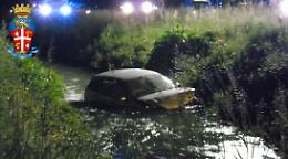 I carabinieri inseguono auto in fuga che si capotta e finisce nella roggia