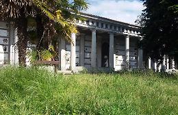 Cimitero, erba alta e degrado: furti in serie di fiori dalle tombe