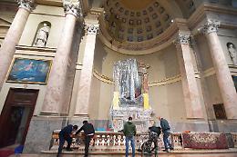 Infiltrazione nella volta, pioggia su un altare del duomo