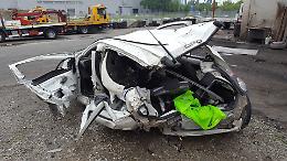 Auto si schianta contro un muretto, tre ragazzi feriti