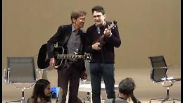Morandi in Bocconi duetta con lo studente, e tutta l'aula canta