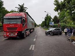 Auto finisce contro camion e rimbalza su un'altra auto
