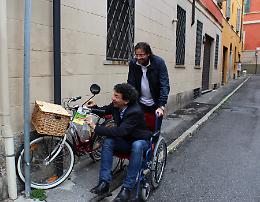 Giro in città in carrozzina e multe 'morali' ai mezzi invadenti
