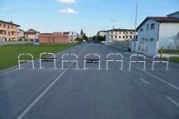 Dissuasori di sosta davanti alle elementari