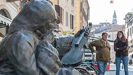 Vandali in azione, non c'è pace per la statua di Stradivari