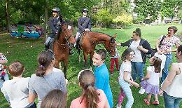 Parchi sotto sorveglianza con i poliziotti a cavallo