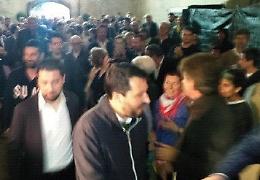 Bagno di folla per Salvini: 'Accogliere, ma non troppo'