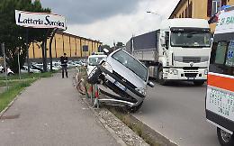 Schianto da brividi, 52enne ferita