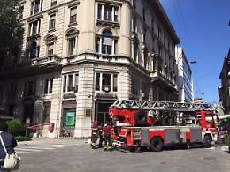 L'intervento dei vigili del fuoco in piazza Roma