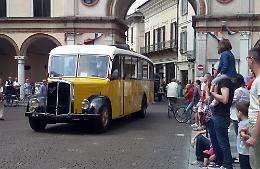 Auto e camion d'epoca, spettacolare sfilata in centro